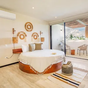 Penthouse Oasis: Rooftop Pool & Luxury Apartment