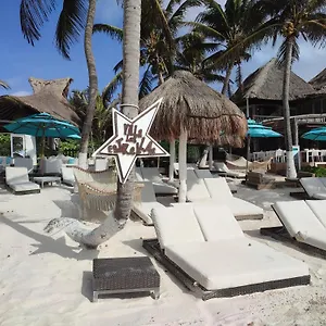 Estrellas - Located At The Party Zone Hotell